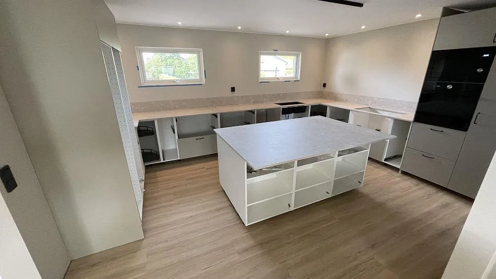 Köksbänkskiva och köksö i matt Dekton Ava keramik, monterade i ett kök i Tollarp.
