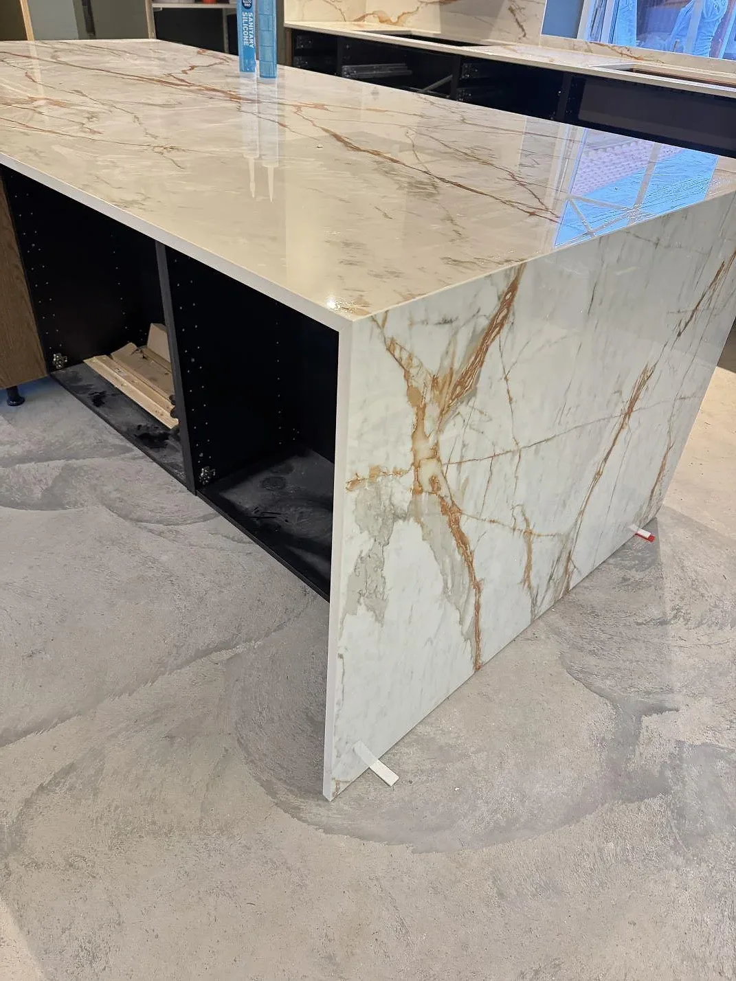 Detalj på köksö i Dekton Awake med polerad yta, fallande gavel och markerad ådring i ett kök i Osby.