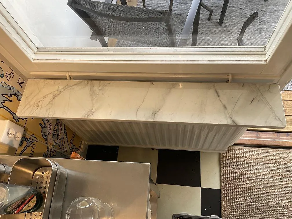 Polerad Dekton Bergen vid köksfönster med synlig ådring och ljus stenyta i Gustavsberg.