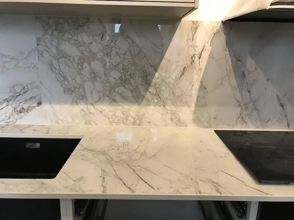 Polerad Dekton Bergen över arbetsytan mellan diskho och häll med hel stänkvägg i Malmö.