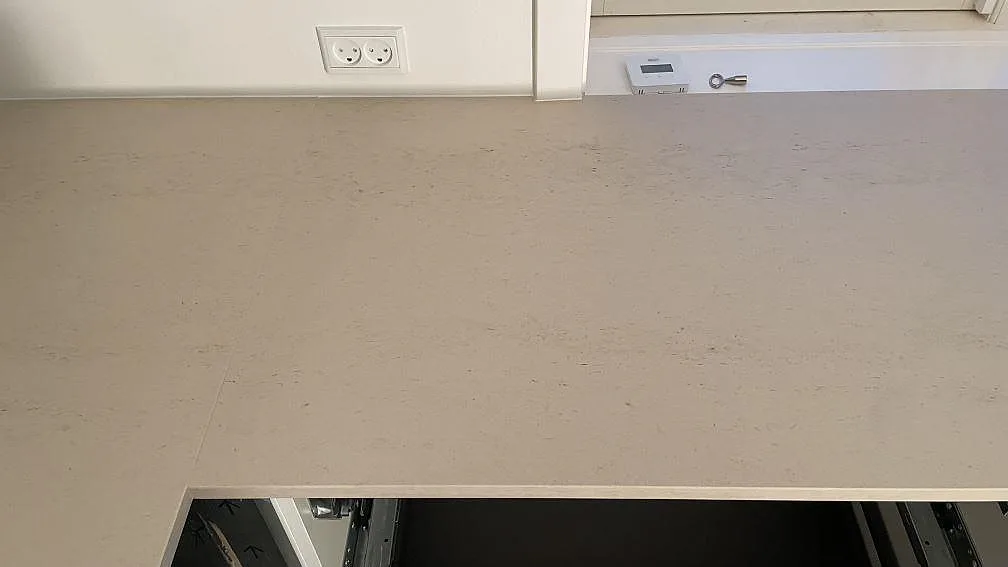 Ytnärbild på matt Dekton Danae, 20 mm, med ljus sandton och diskret struktur i köket i Gentofte.