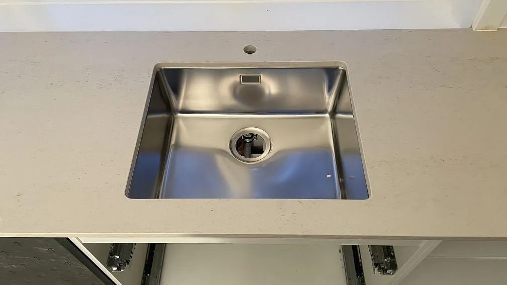 Närbild på matt Dekton Danae köksbänkskiva med rostfri diskho och blandarhål i Gentofte.