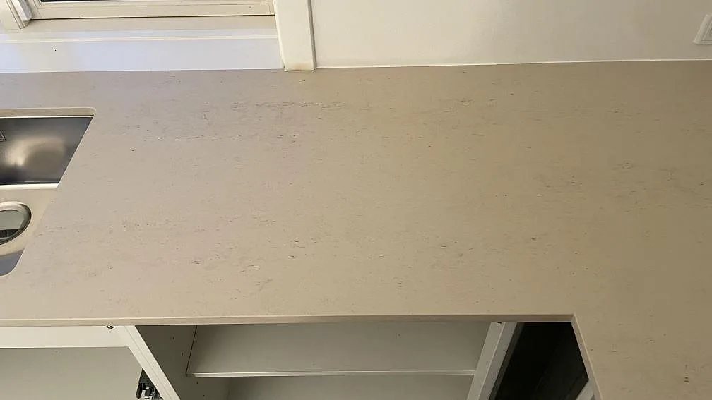 Matt Dekton Danae köksbänkskiva med rostfri diskho i vänsterkant och lång arbetsyta i Gentofte.