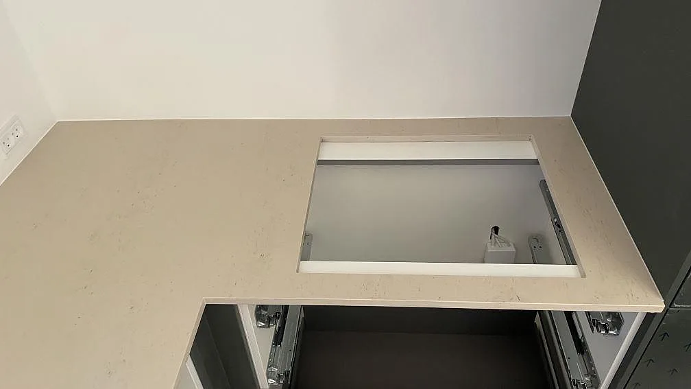 Matt Dekton Danae köksbänkskiva med rektangulär hällöppning i en köksdel vid högskåp i Gentofte.