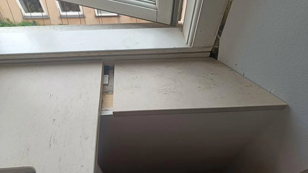 Returyta i matt Dekton Danae keramik vid fönster, monterad som del av en L-formad köksbänkskiva i København N.