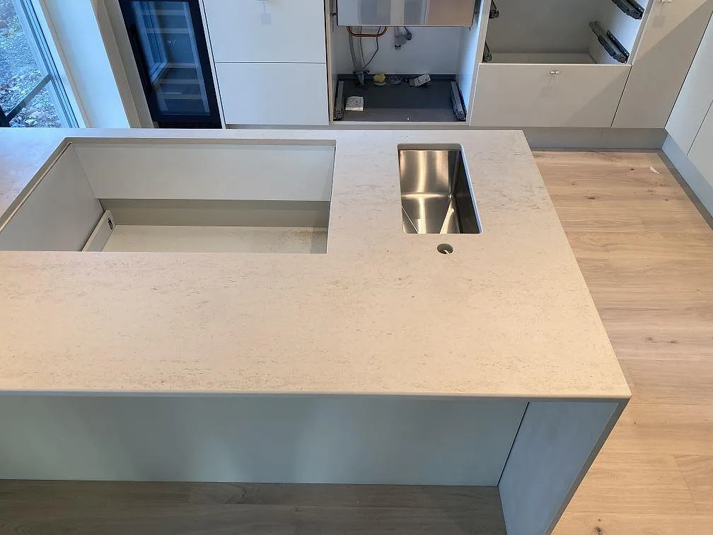 Köksö i matt Dekton Danae keramik med urtag för häll, rostfri diskho och blandarhål i Lerum.