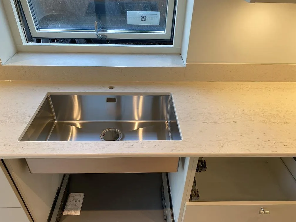 Diskzon i matt Dekton Danae keramik med rostfri diskho, blandarhål och låg stänkkant i Lerum.