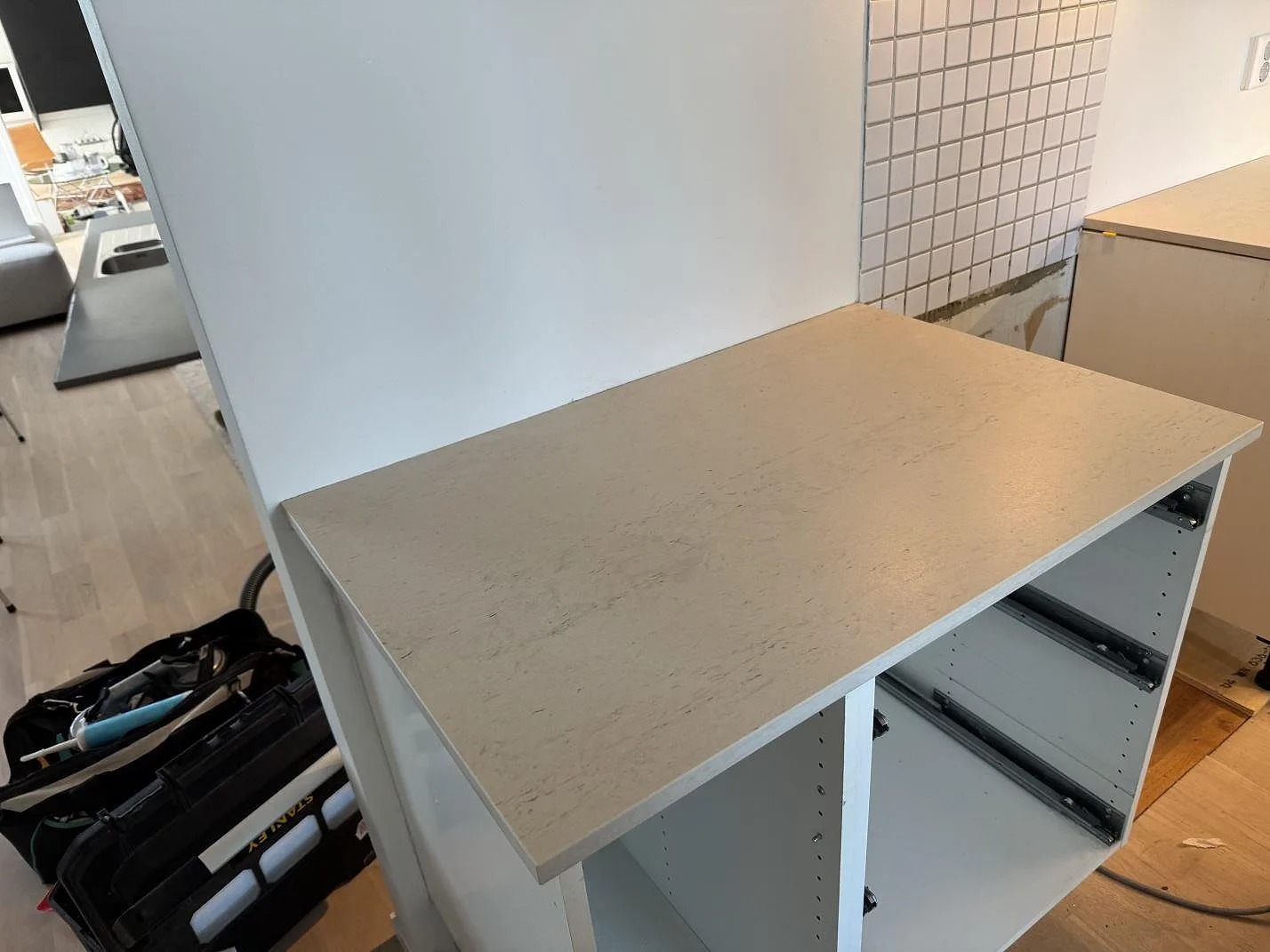 Skivyta i 20 mm matt Dekton Danae på öppna köksstommar, med ljus ådring i ett kök i Limhamn.