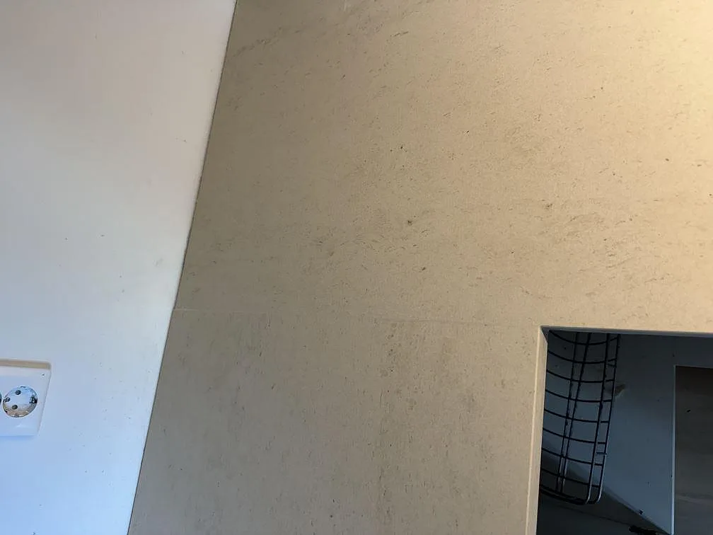 Tät detalj av matt Dekton Danae med diskret teckning och kantlinje på en köksbänkskiva i Limhamn.
