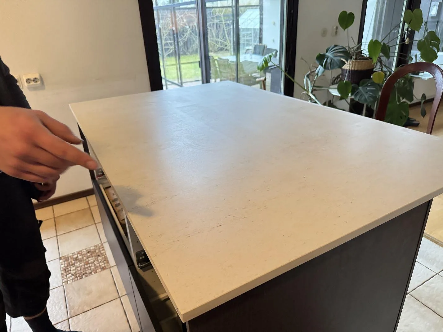 Detalj av matt Dekton Danae som köksö, med ljus stenstruktur och tunn kant i ett kök i Limhamn.