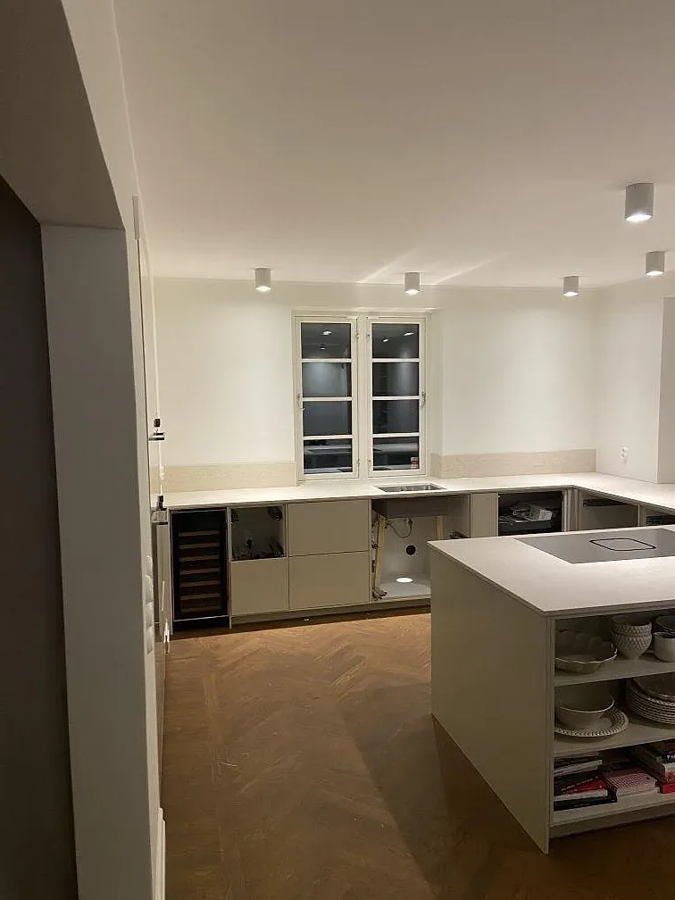 Köksbänkskiva i Dekton Danae längs fönstervägg med matt yta i ett kök under inredning i Lomma.