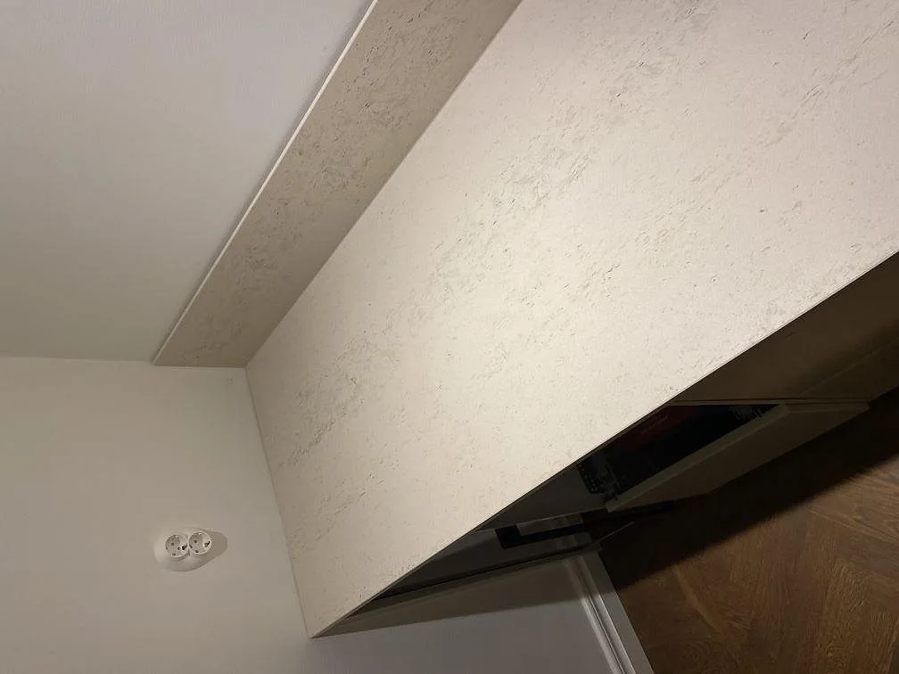 Bänkskiva i Dekton Danae med diskret ådring och matt finish längs köksvägg i Lomma.
