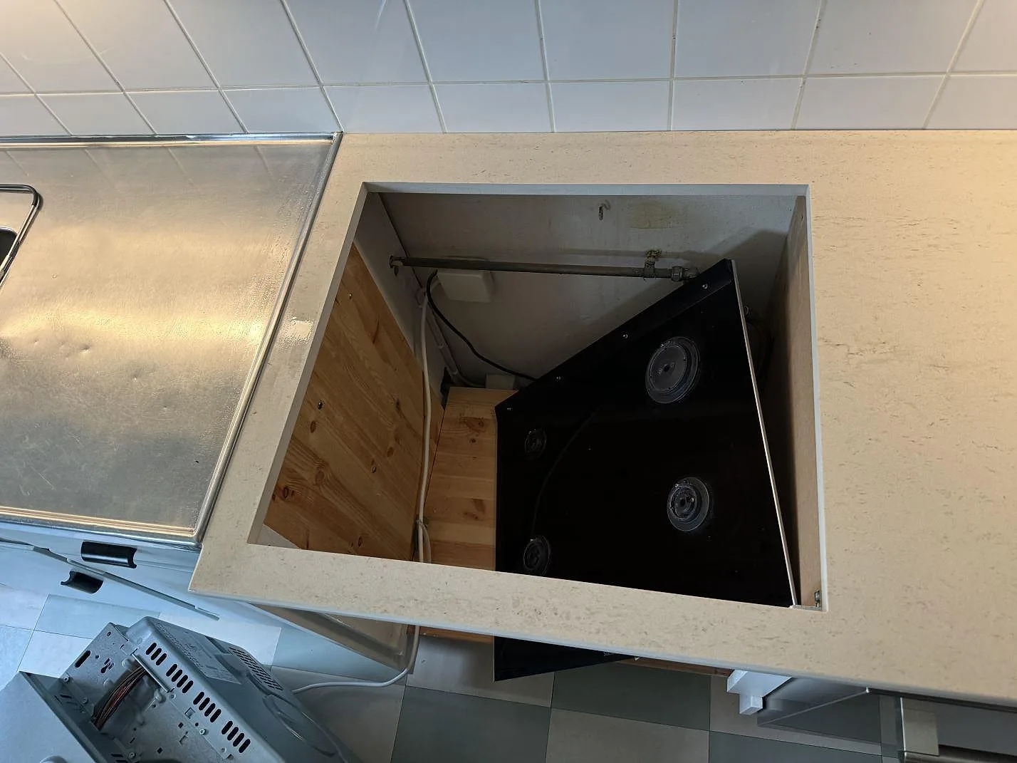 Ovanvy av köksbänkskiva i matt Dekton Danae, keramik, med hälluttag och befintligt kakel i Malmö.