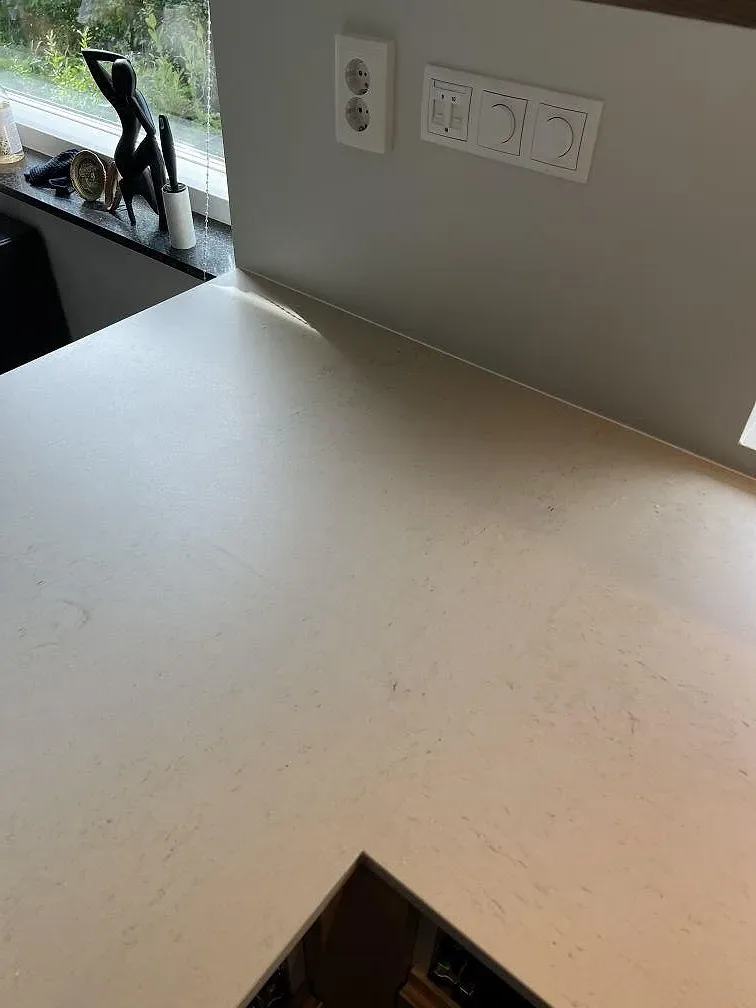 Ytdetalj av matt Dekton Danae på köksbänkskiva med ljus ådring och svart diskho i Trelleborg.