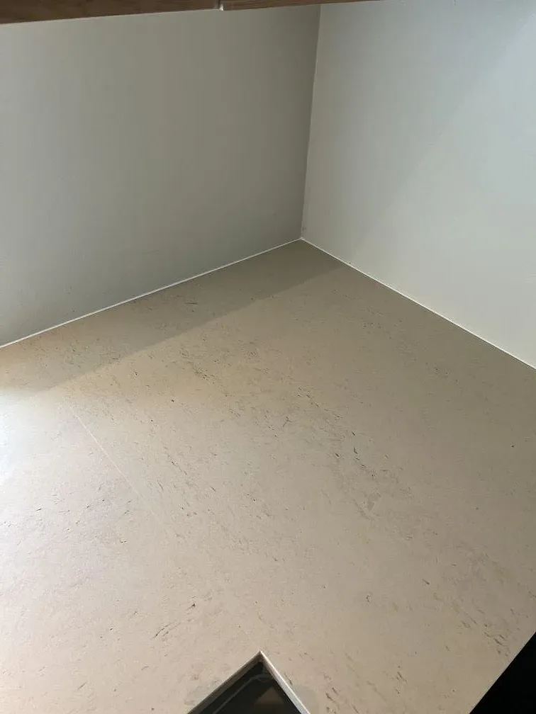 Hörndel av köksbänkskiva i matt Dekton Danae med varm beige ton i Trelleborg.