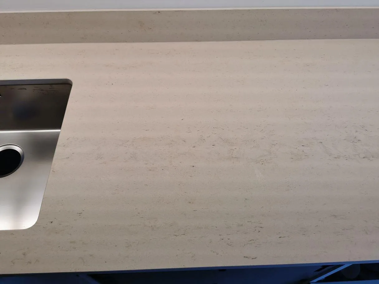 Köksbänkskiva i Dekton Danae med underlimmad rostfri diskho och blandarhål, matt yta, i ett kök i Vellinge.