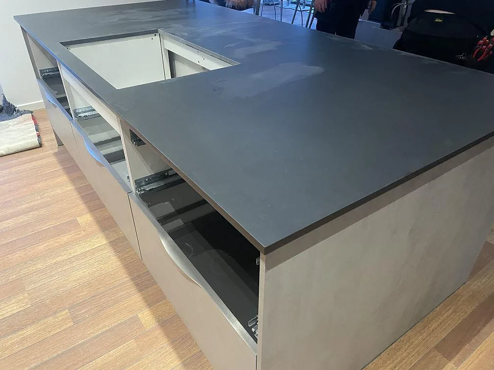 Närbild av köksön i matt Dekton Domoos med mörk keramisk yta och öppning för kommande utrustning i Haslev.