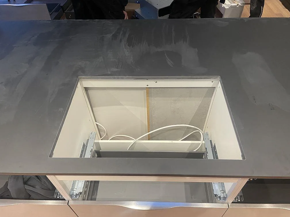 Toppvy av matt Dekton Domoos på köksö med stor rektangulär öppning och synlig monteringsyta i Haslev.