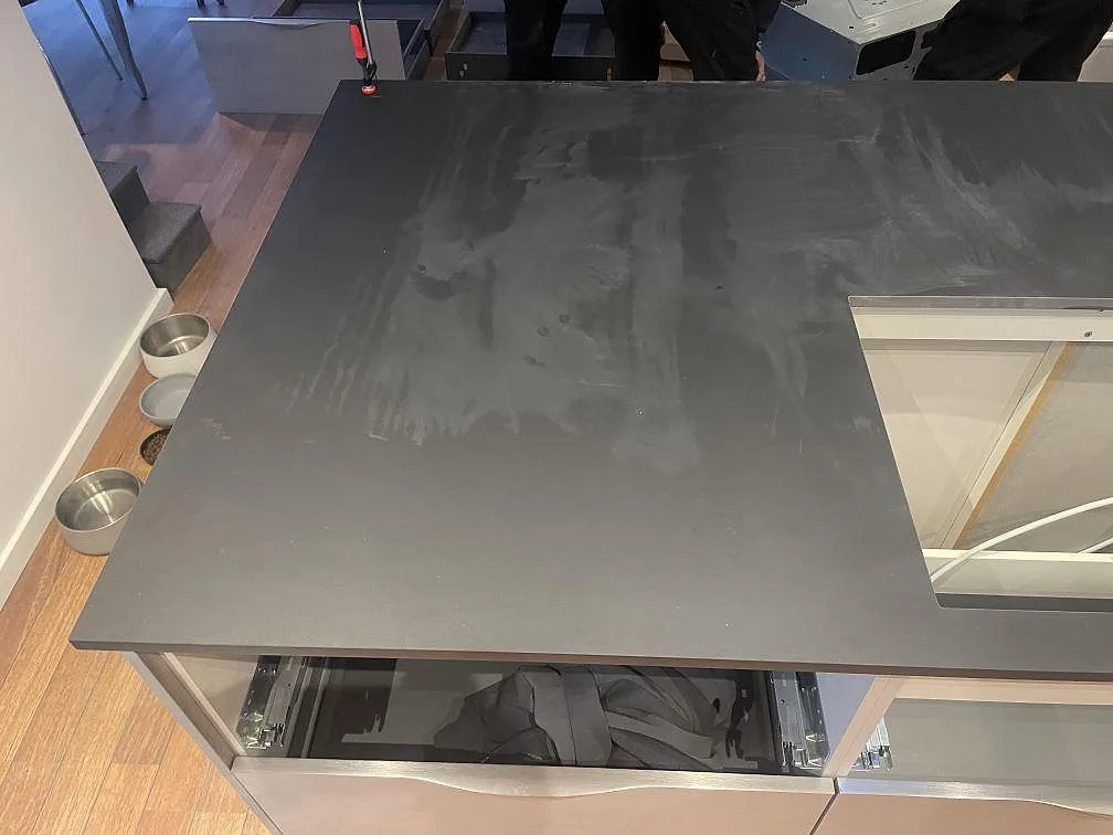 Toppvy över köksö i matt Dekton Domoos med mörk keramisk yta, öppning och montering i Haslev.