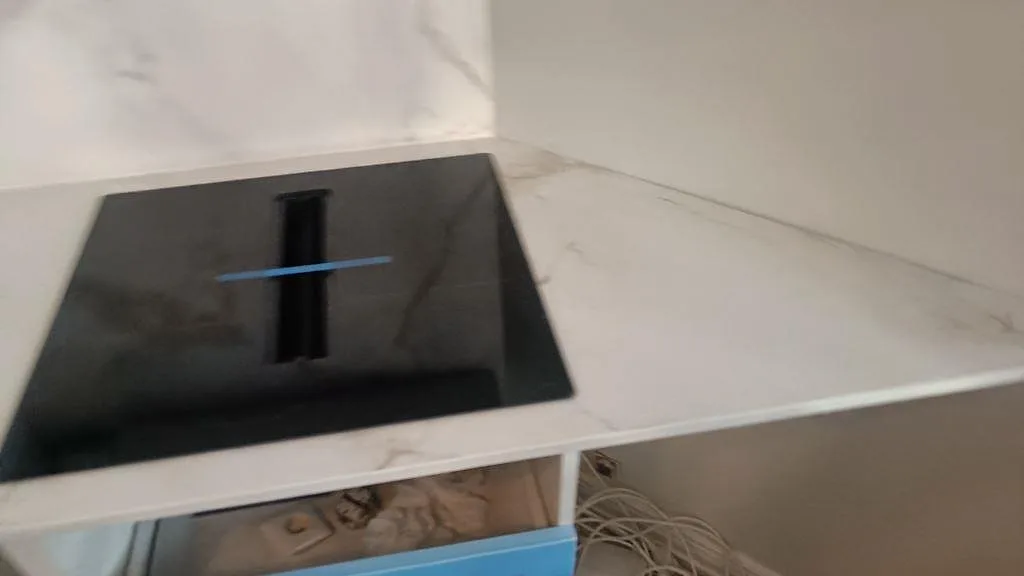 Detalj av matt Dekton Entzo köksbänkskiva med svart induktionshäll och ljus marmorerad yta i Göteborg.