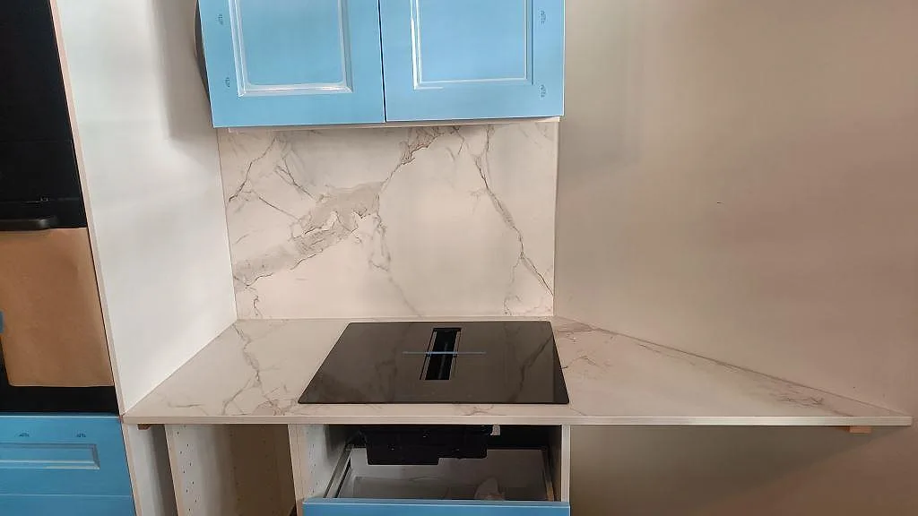Matt köksbänkskiva i Dekton Entzo keramik med svart induktionshäll och matchande stänkskydd i Göteborg.