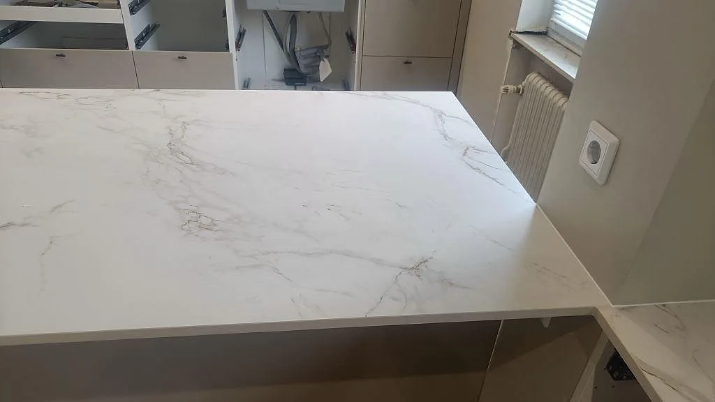 Dekton Entzo som stor köksö i matt utförande, monterad mot väggbänk och öppna köksstommar i Trelleborg.