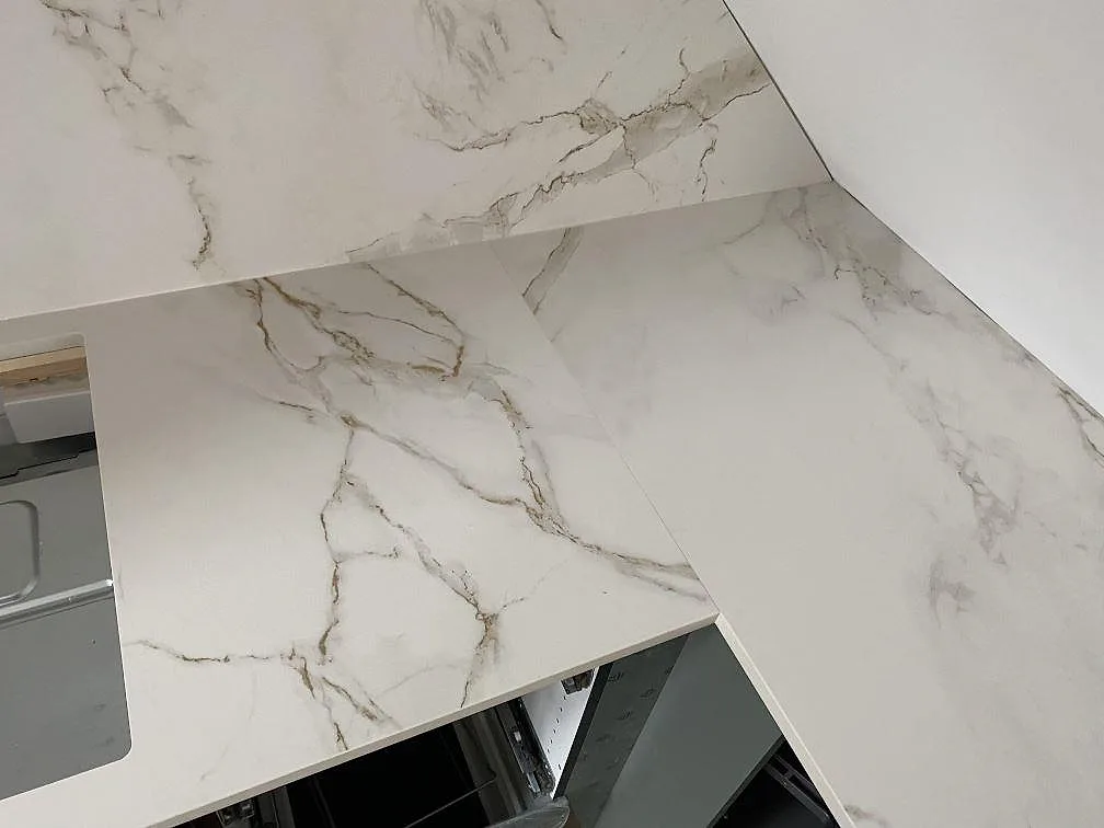 Närbild på hörn och ådring i matt Dekton Entzo keramik på en köksbänkskiva under montering i Valby.