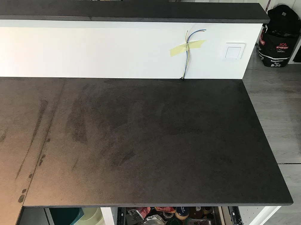 Detaljbild av monterad Dekton Eter i Mocka med stänkkant och synlig eldragning i Karlshamn.