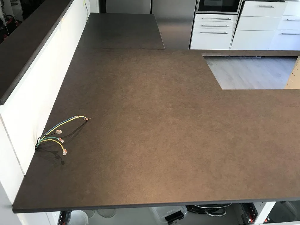 Köksbänkskiva i Dekton Eter, Mocka, med hällöppning och öppen köksstomme i Karlshamn.