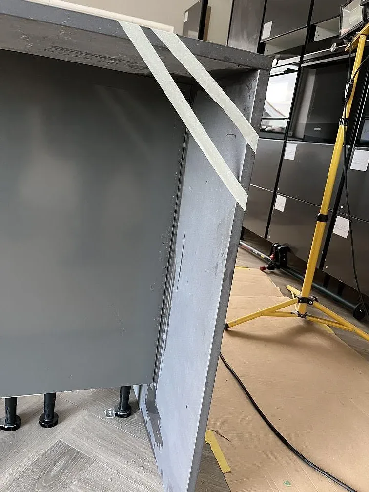 Sidovy av monterad Dekton Eter bänkskiva i matt keramik under köksarbete i Vankiva.
