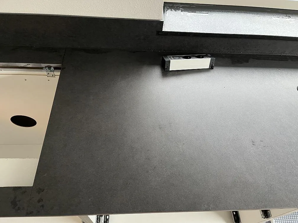 Topvy av matt Dekton Eter bänkskiva med väggnära stänkskydd och eluttag i kök i Vankiva.