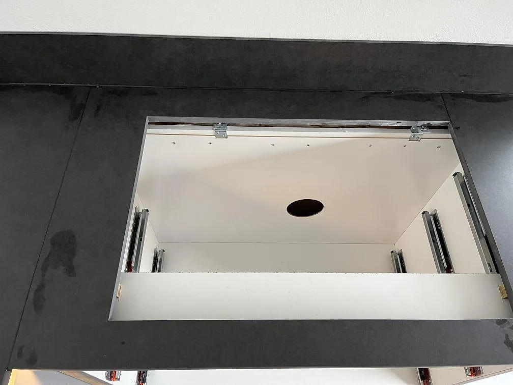 Köksbänkskiva i matt Dekton Eter med större rektangulärt urtag och mörkt stänkskydd i Vankiva.