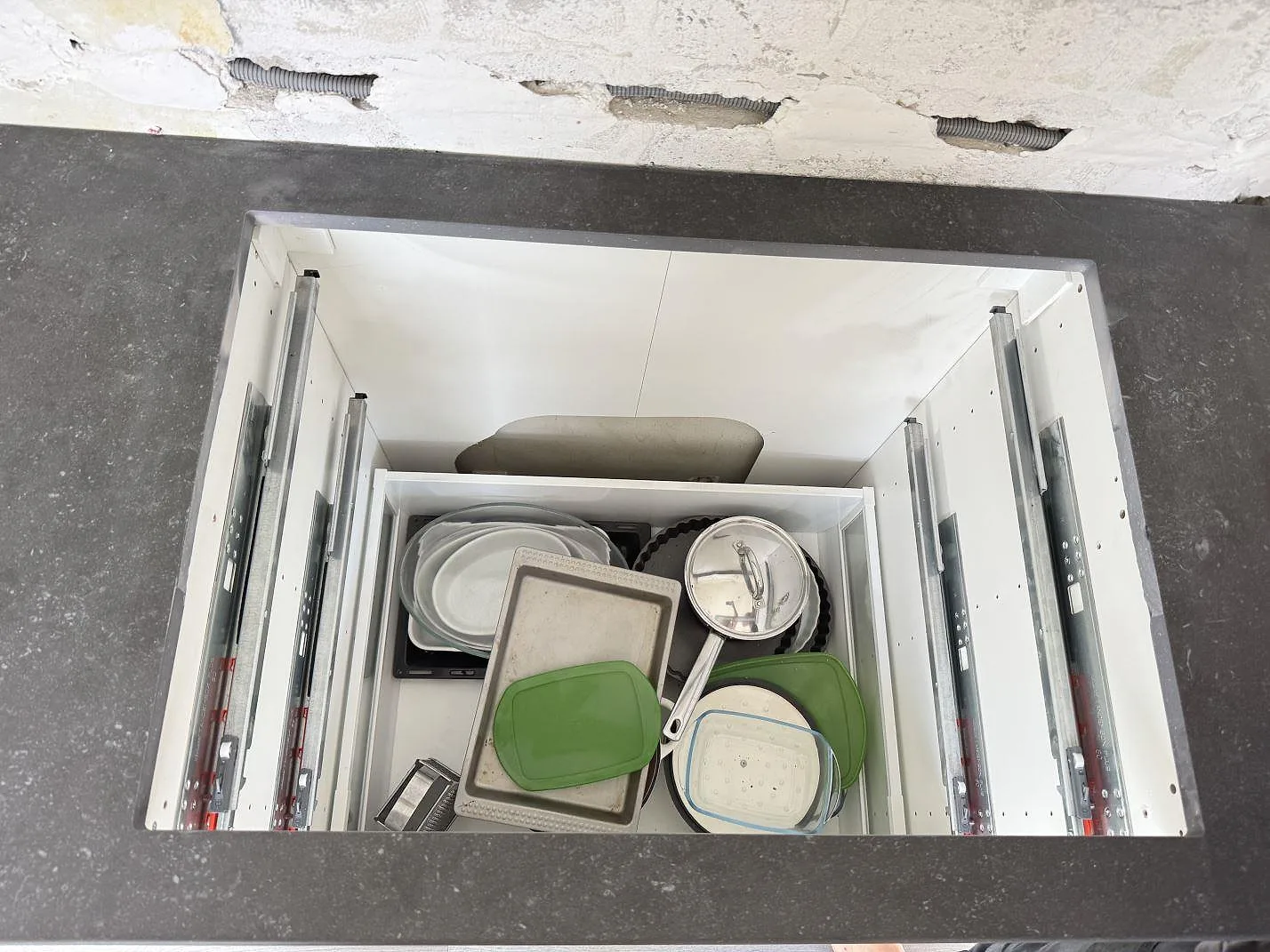Topvy av öppning i matt Dekton Fossil köksbänkskiva med öppna köksstommar under montering i Arlöv.