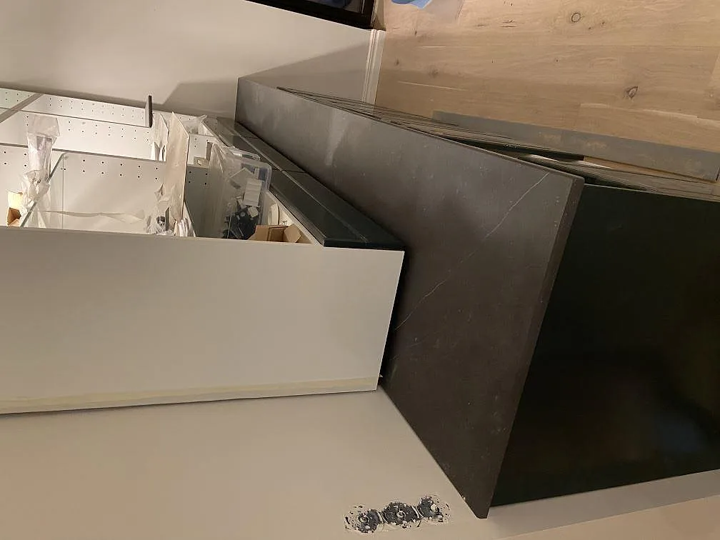 Närbild på den matta antracitgrå ytan i Dekton Fossil med ljusa fossilliknande inslag i ett kök i Höllviken.
