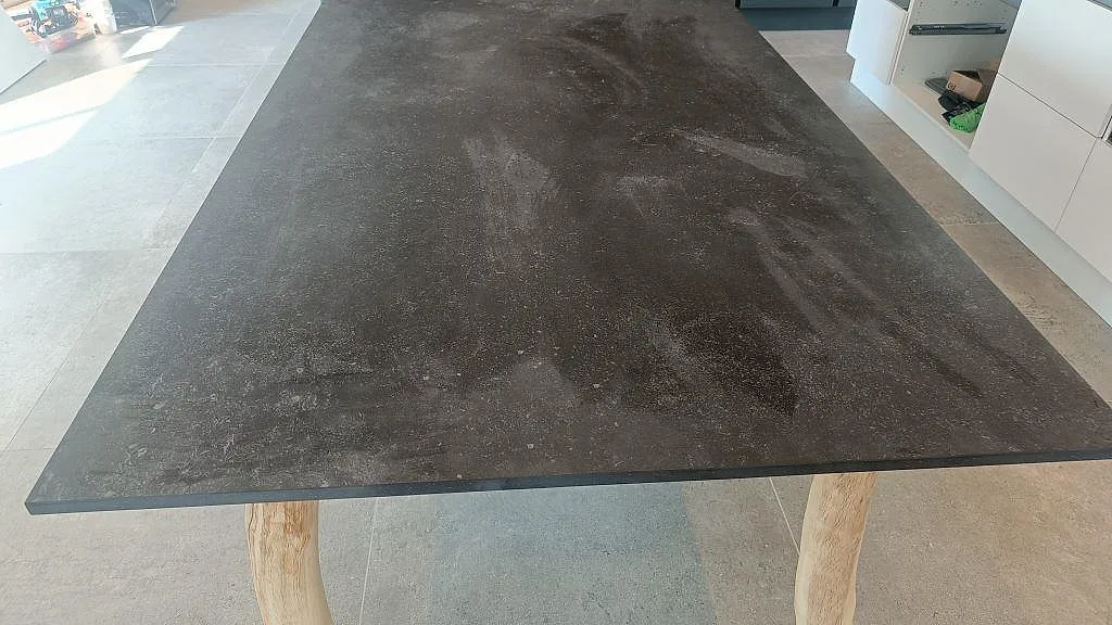 Ytdetalj av stor köksö i matt Dekton Fossil keramik med mörk brungrå struktur och tunn framkant i Jyllinge.