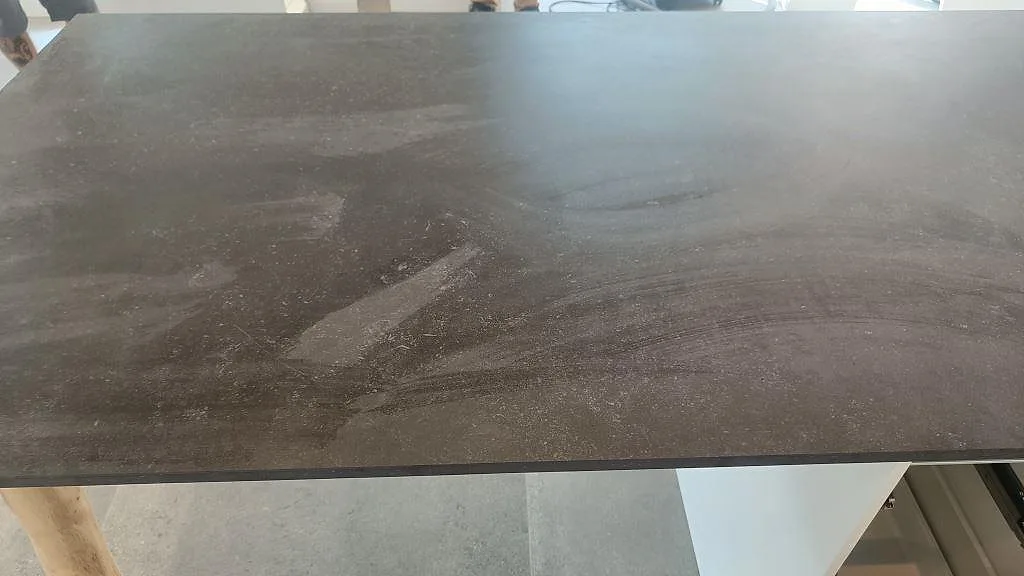 Närbild på installerad köksbänkskiva i matt Dekton Fossil keramik med strukturerad yta på köksön i Jyllinge.