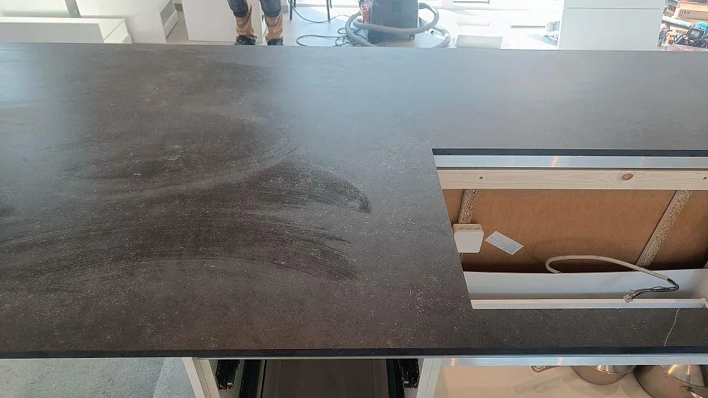 Installerad köksö i matt Dekton Fossil keramik med rektangulärt urtag och synlig brungrå struktur i Jyllinge.