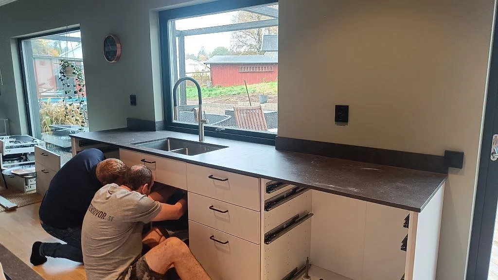 Montering av köksbänkskiva i matt Dekton Fossil med diskho och svart köksblandare i Landvetter.