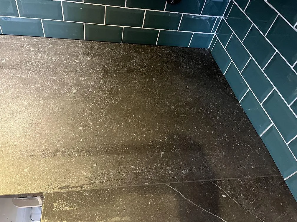Topvy över en köksbänkskiva i Dekton Fossil keramik, matt finish, i ett kök i Timmele.