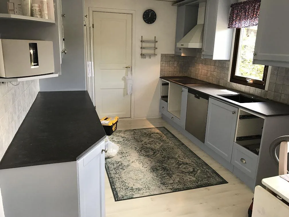 Köksbänkskiva i Dekton Fossil med infälld induktionshäll i ett kök i Vellinge.