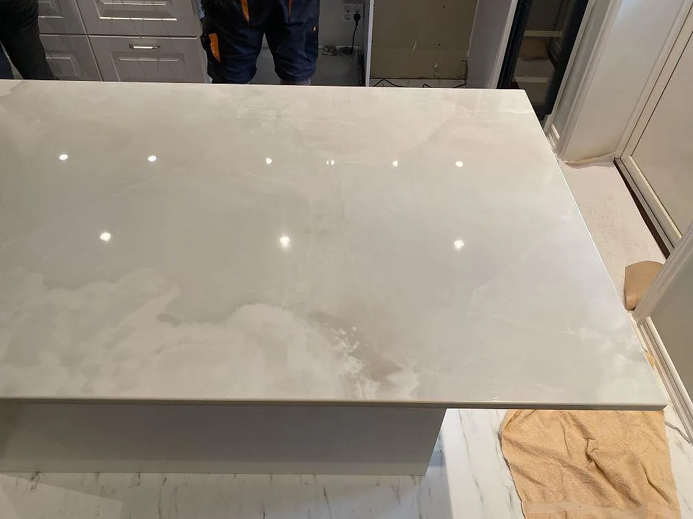 Polerad köksö i Dekton Helena keramik med mjuk grå ådring sedd ovanifrån i ett kök i Ljungby.