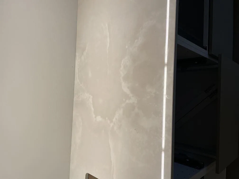 Detalj av ådringen i Dekton Helena keramikskiva med polerad finish i ett kök i Ramlösa.