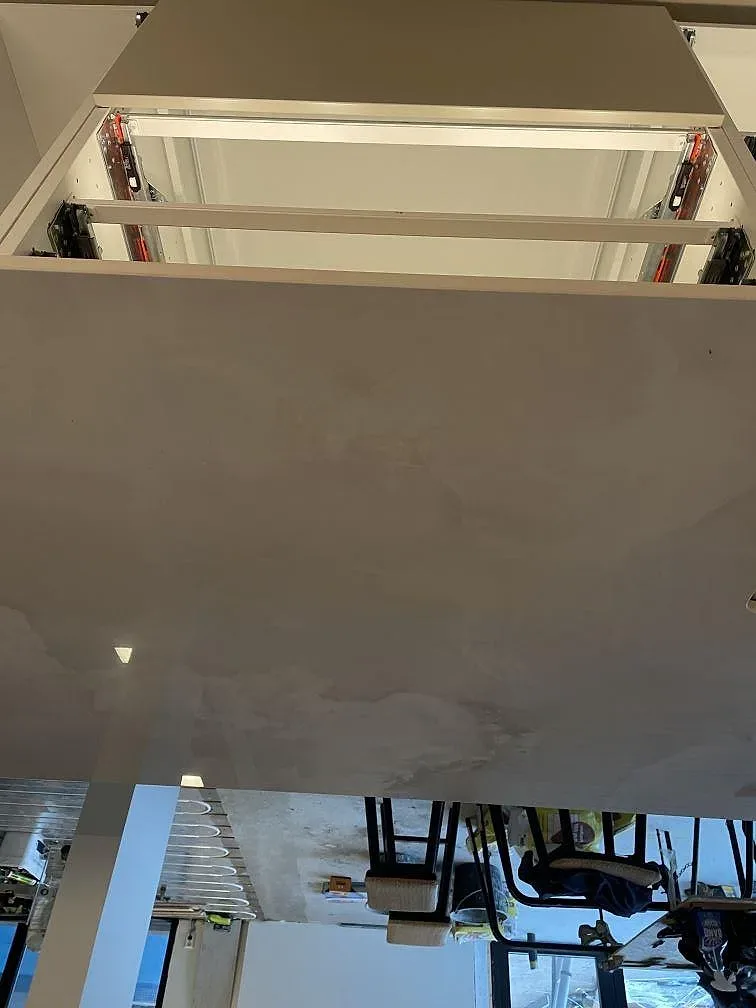 Köksö i Dekton Helena keramik med ljus Carrara-look och polerad yta i ett kök i Ramlösa.