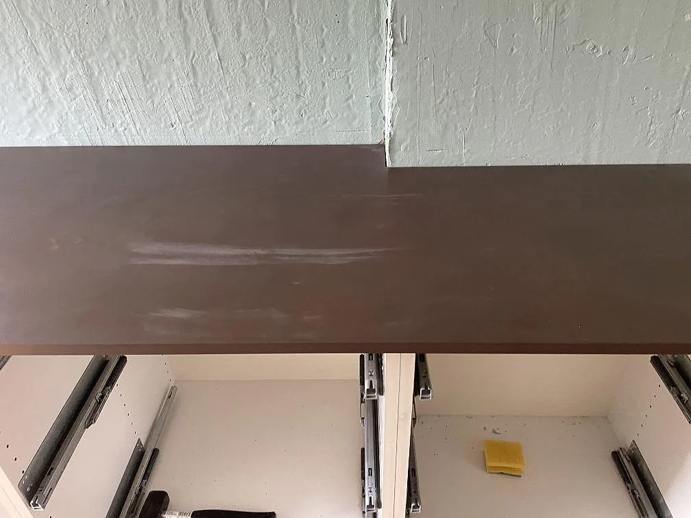 Närbild på lång köksbänkskiva i matt Dekton Kadum med synlig brun keramikyta i Mölndal.