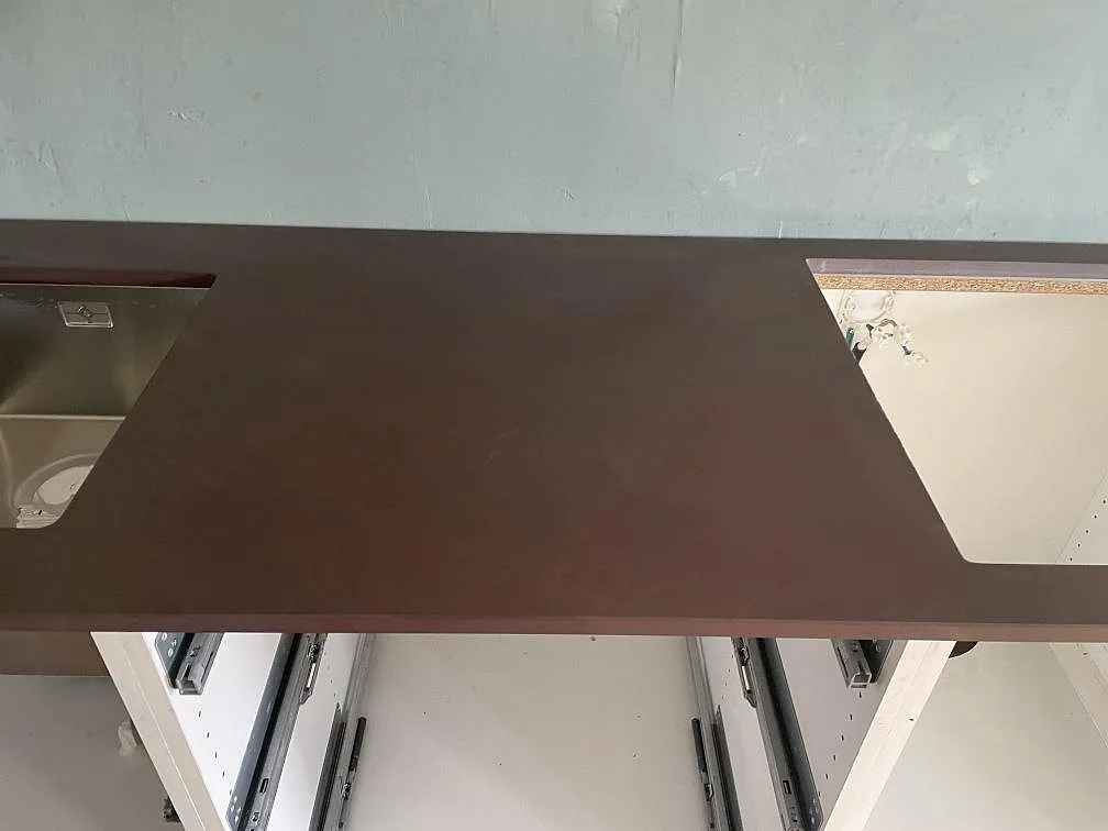 Matt köksbänkskiva i Dekton Kadum med rostfri diskho och större utskärning i ett kök i Mölndal.