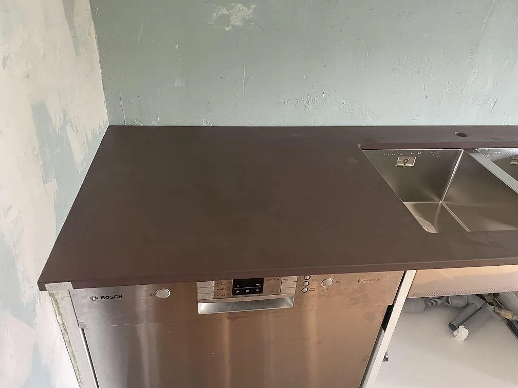 Dekton Kadum köksbänkskiva i matt keramik över diskmaskin med dubbel rostfri diskho i Mölndal.