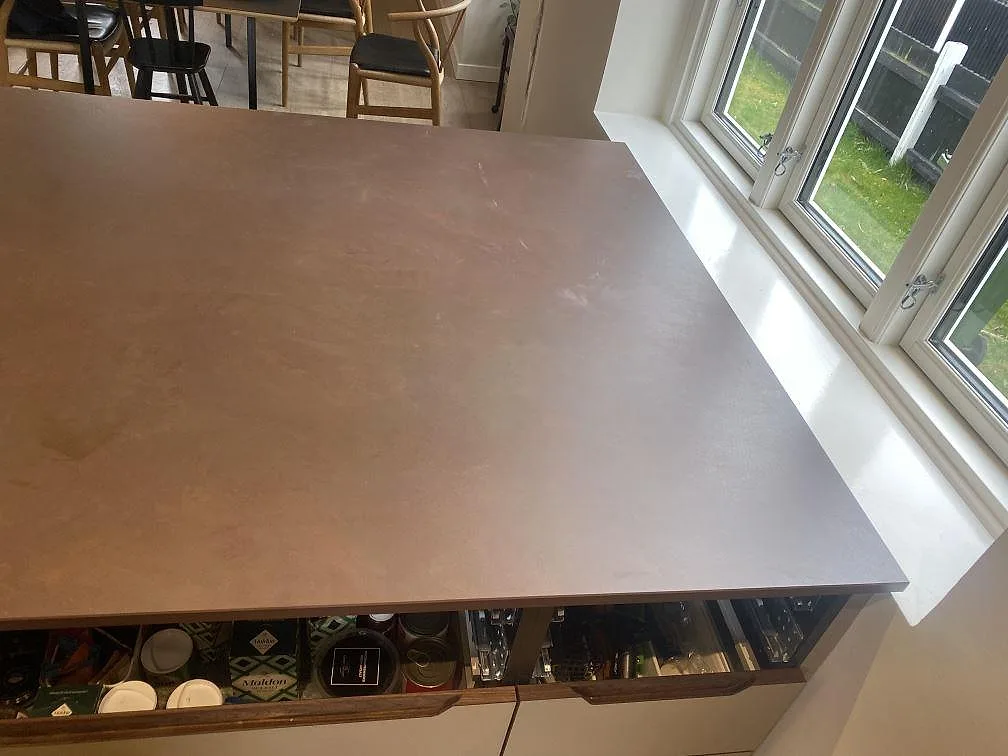Köksbänkskiva i Dekton Kadum, matt keramik, sedd uppifrån i ett kök i Valby.