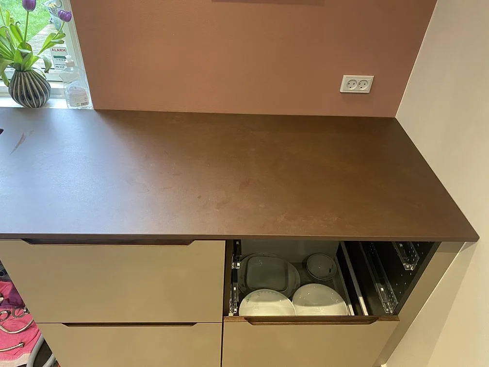 Köksbänkskiva i Dekton Kadum, matt keramik i varm beige ton, längs väggen i ett kök i Valby.