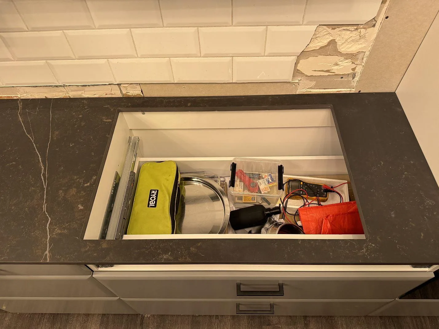 Rektangulär diskhoöppning i matt Dekton Kelya, monterad på vit köksinredning i Borås.