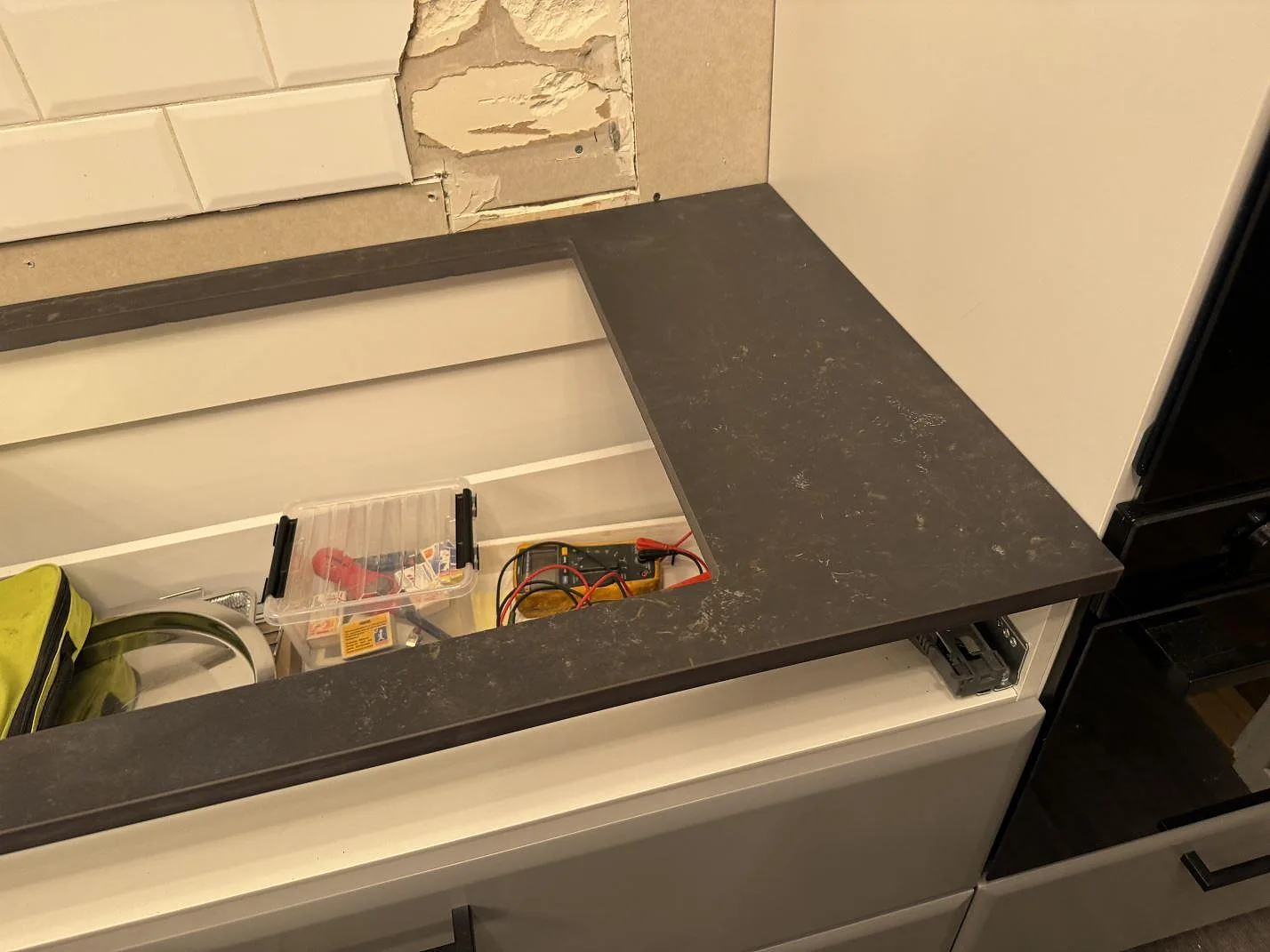 Installerad köksbänkskiva i matt Dekton Kelya med utskärning för diskho och mörk keramikyta i Borås.